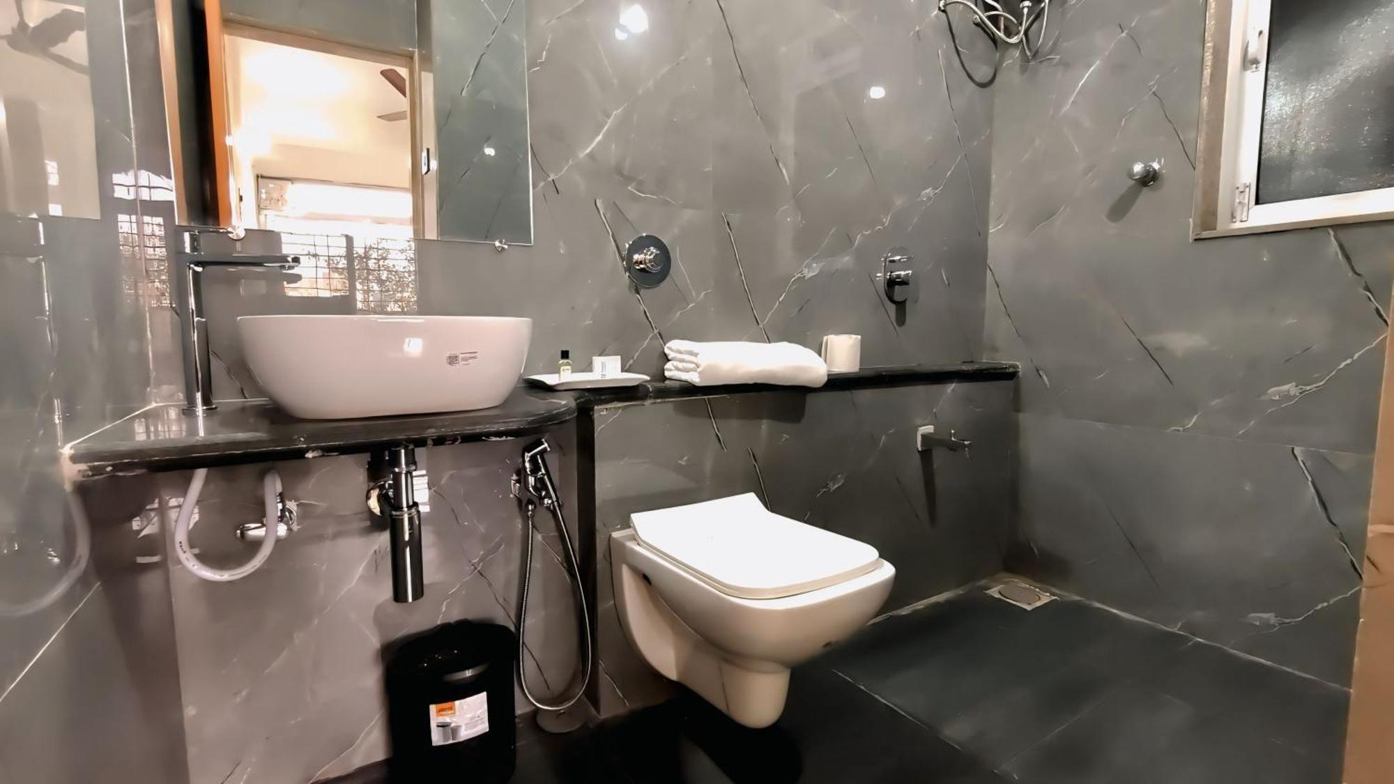 Side Serviced By Maxxvalue Apartment Mumbai