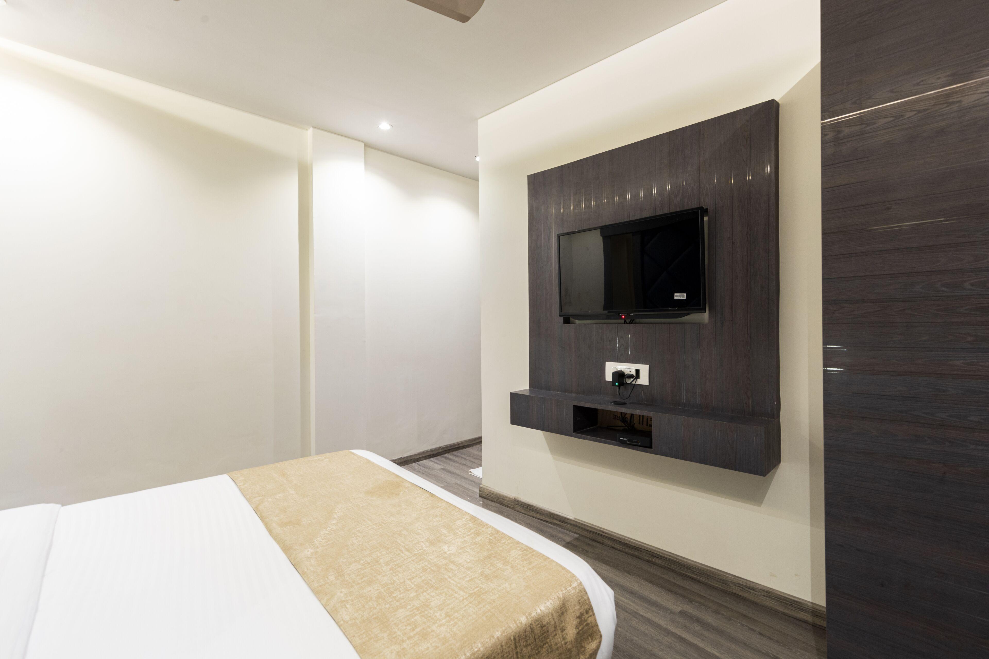 Hotel Classio Andheri - Near Dn Nagar Metro Station