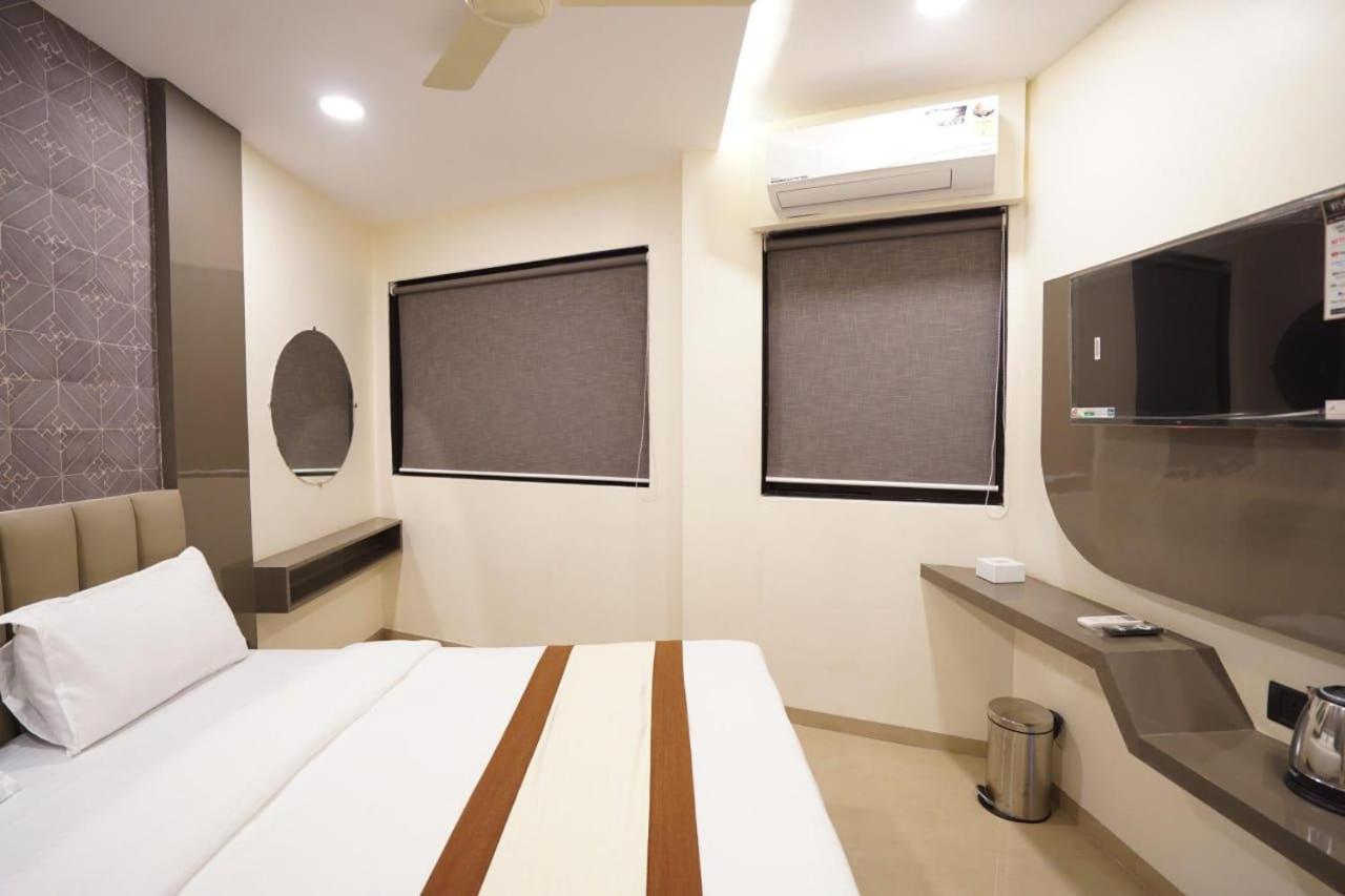 Bed & Breakfast Akasa Residency Near T-2 International Airport *