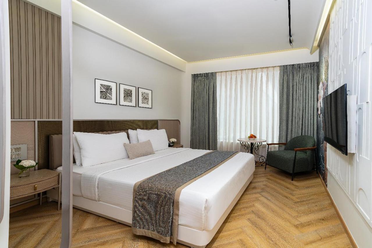 Kohinoor Continental, Airport