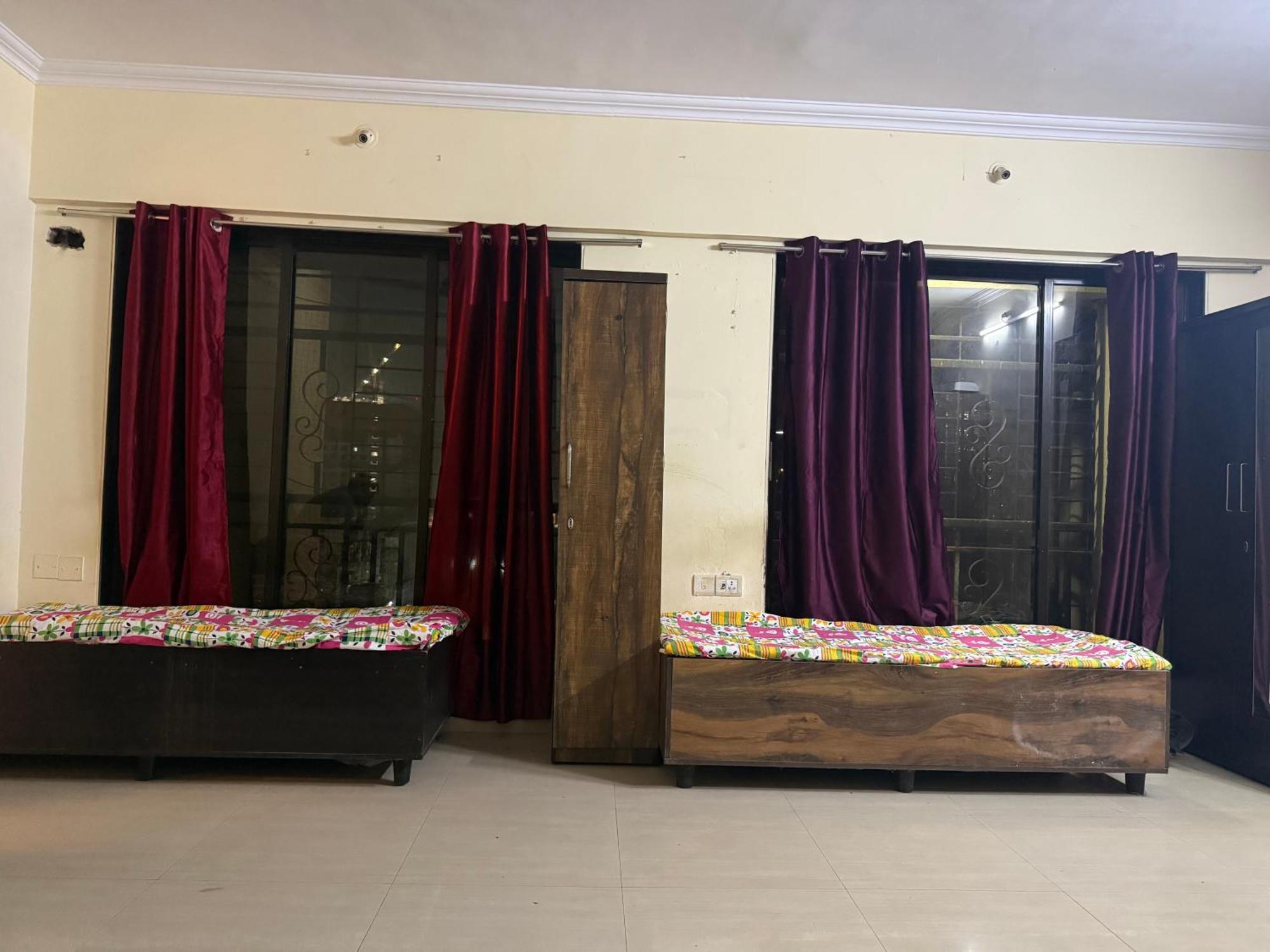 Capsule hotel Riyas *