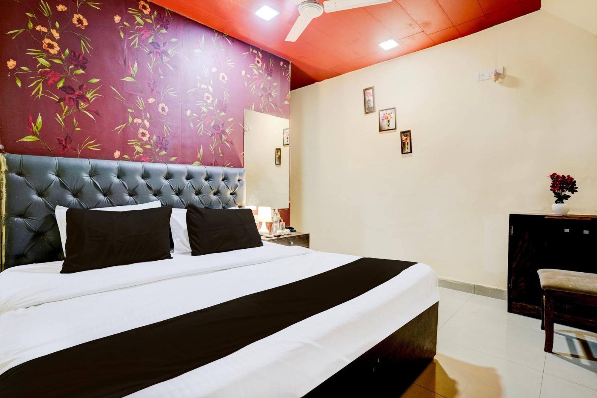 Oyo 77012 Moss View - Moca Mumbai