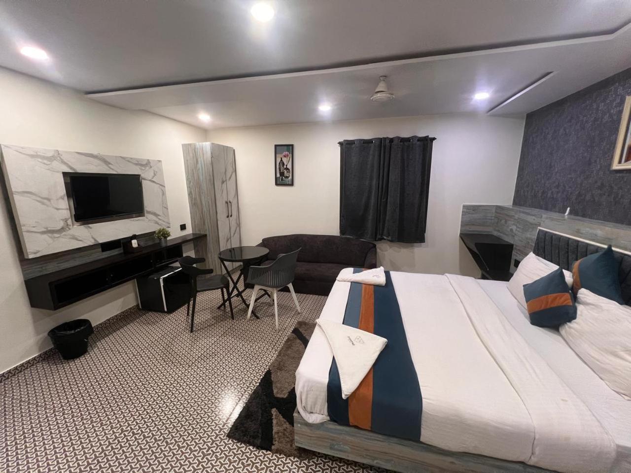 Diamond - Lokhanwala Andheri Hotel