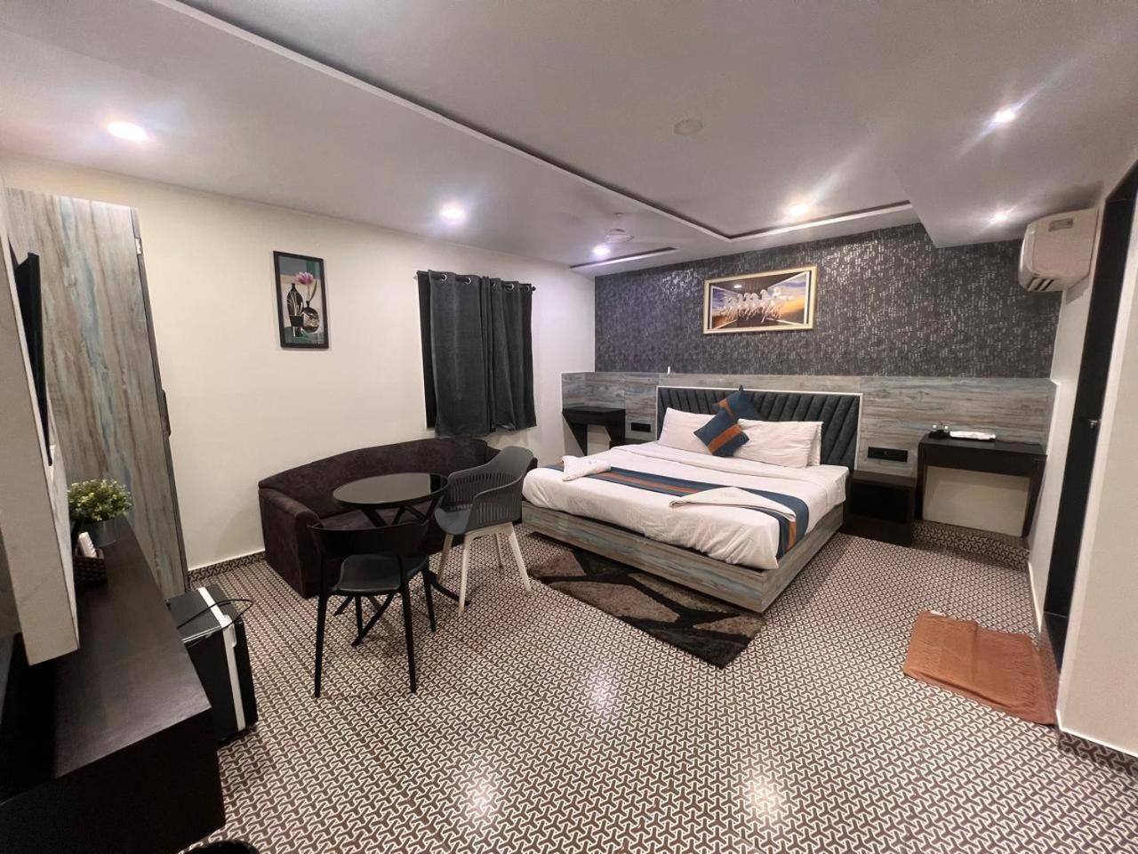 Hotel Diamond - Lokhanwala Andheri Mumbai