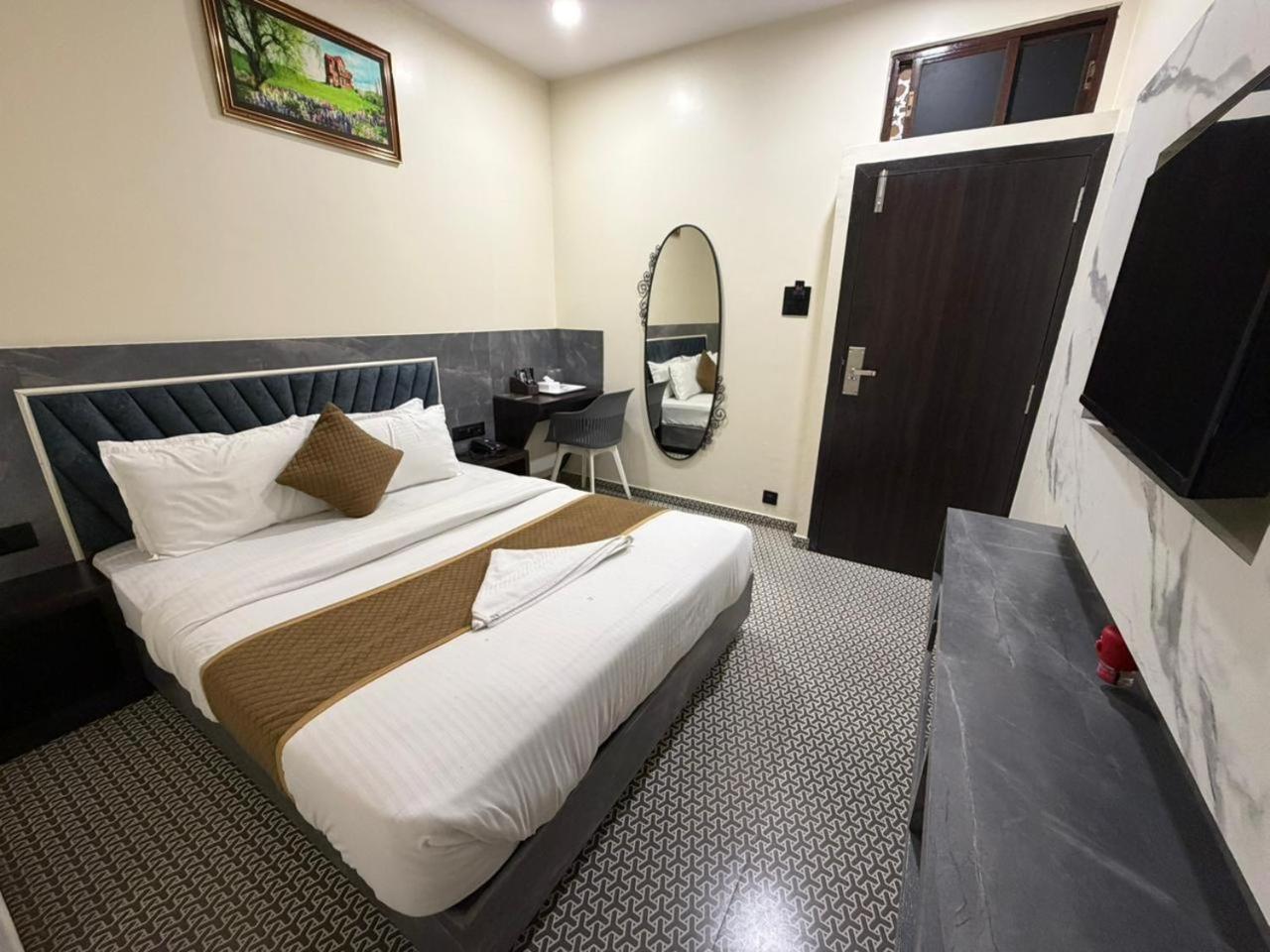 Diamond - Lokhanwala Andheri 2*