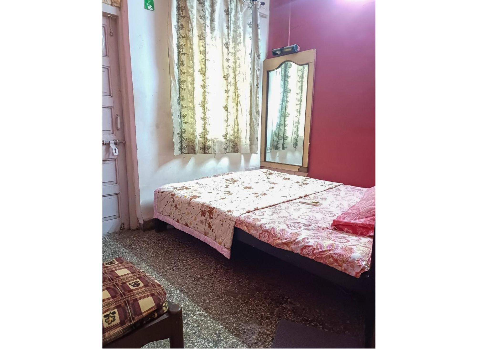 Cozy Bedroom In 1 Bhk, With Kitchen, In Chembur