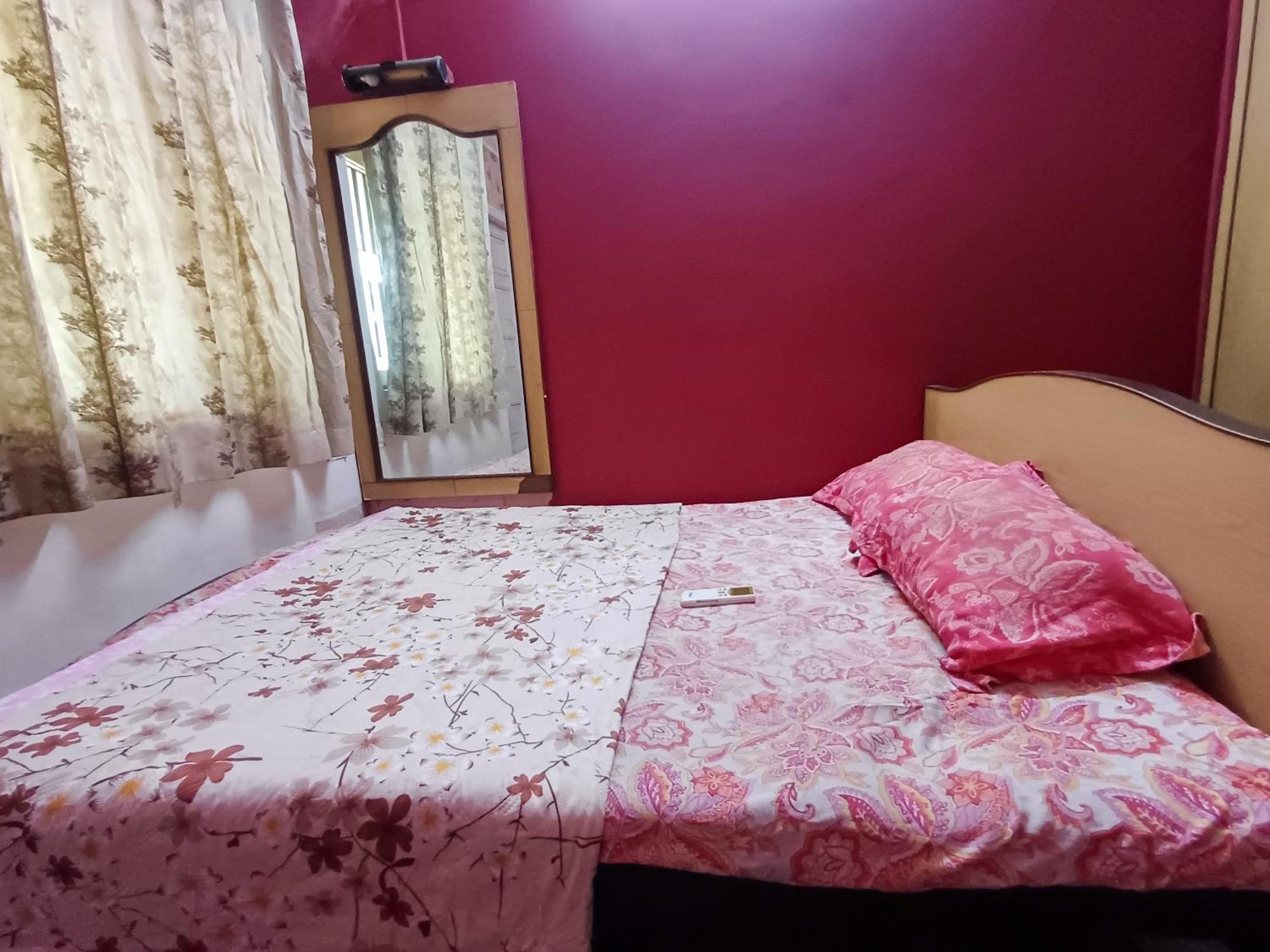 Cozy Bedroom In 1 Bhk, With Kitchen, In Chembur