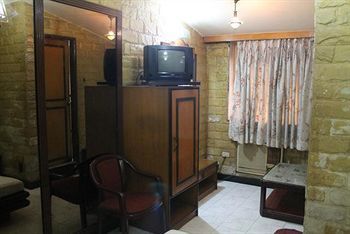 Everest Hotel *