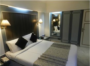 Emerald Htl And Executive Hotel
