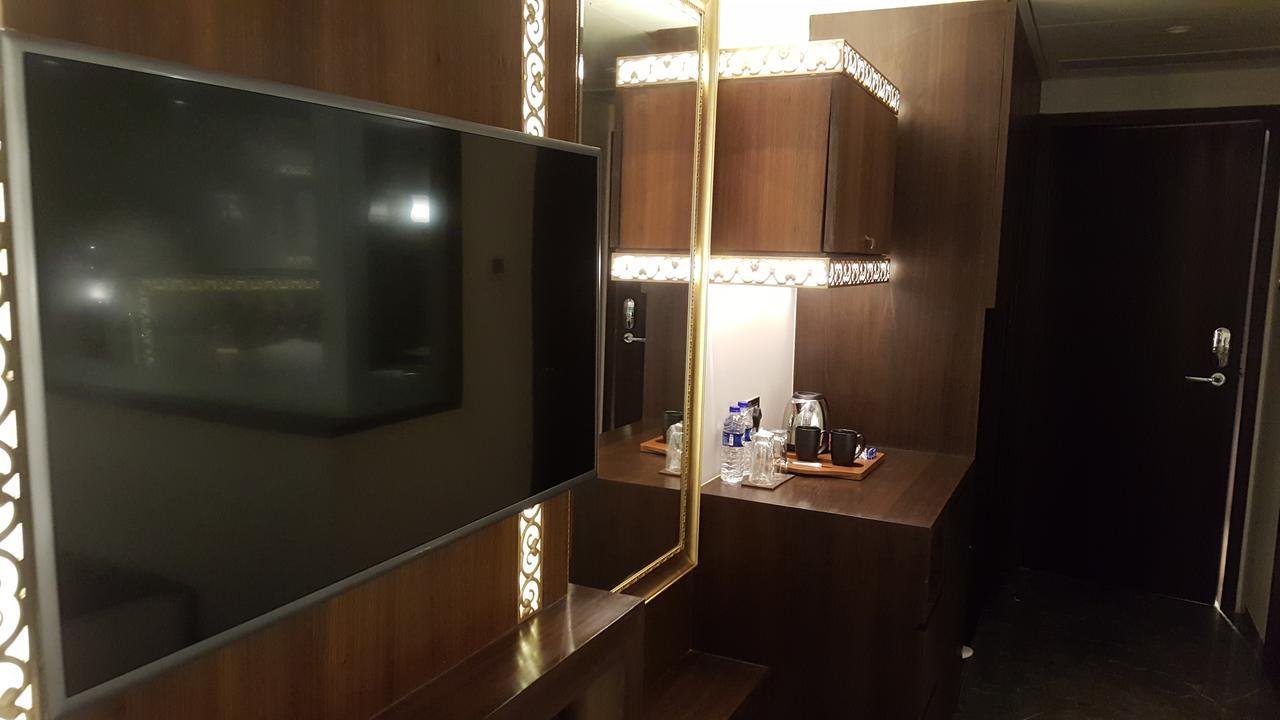 Peninsula Redpine Mumbai