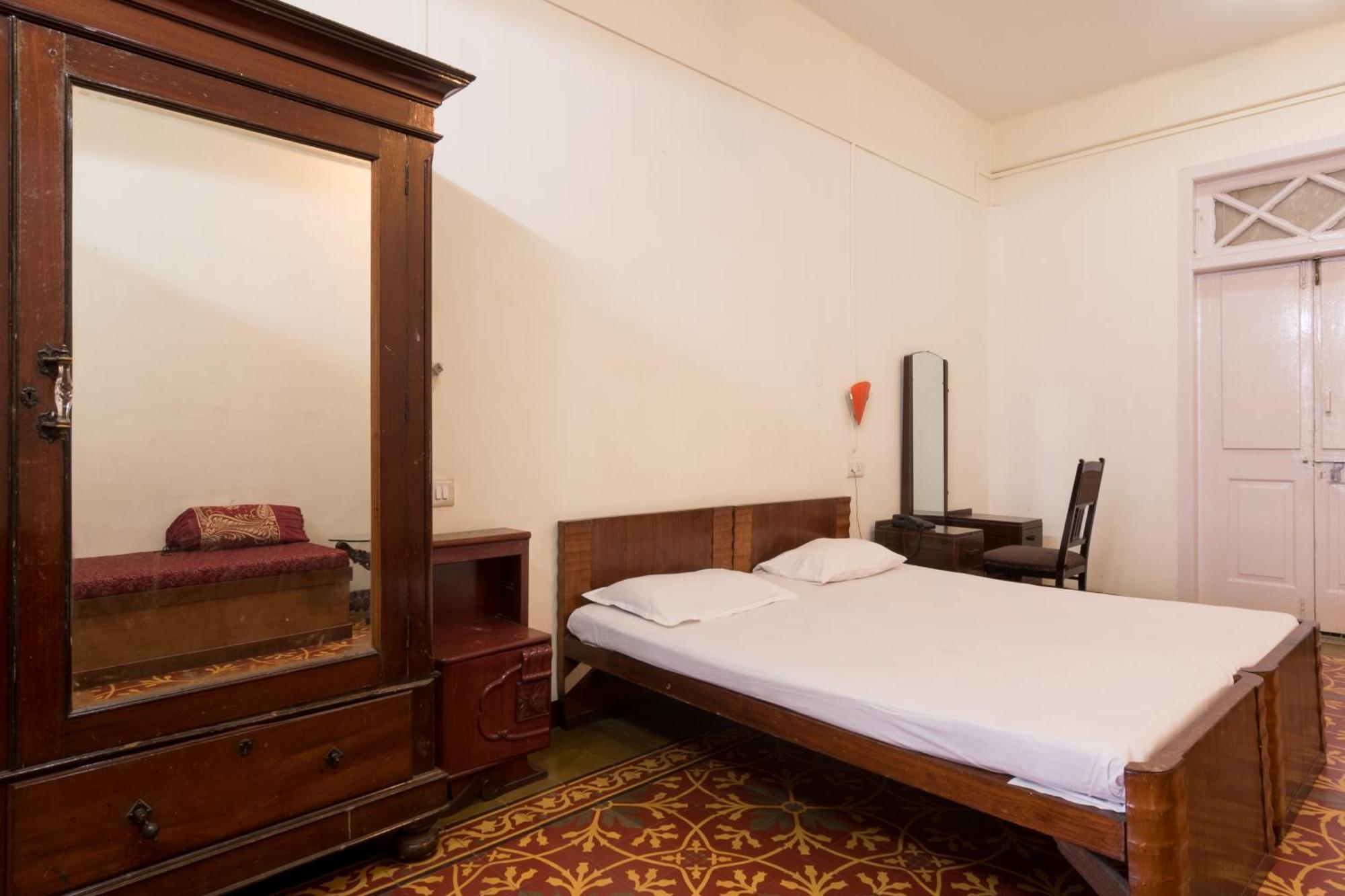 Bed & Breakfast At Colaba 3*