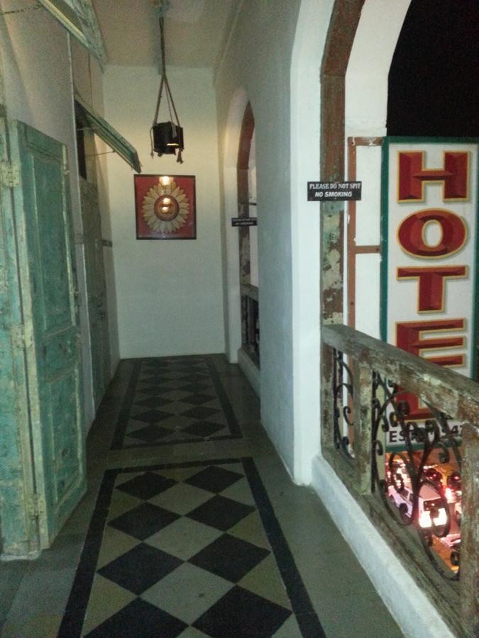 Vasantashram Cst Mumbai, Free Wifi With 1940s Retro Vibe