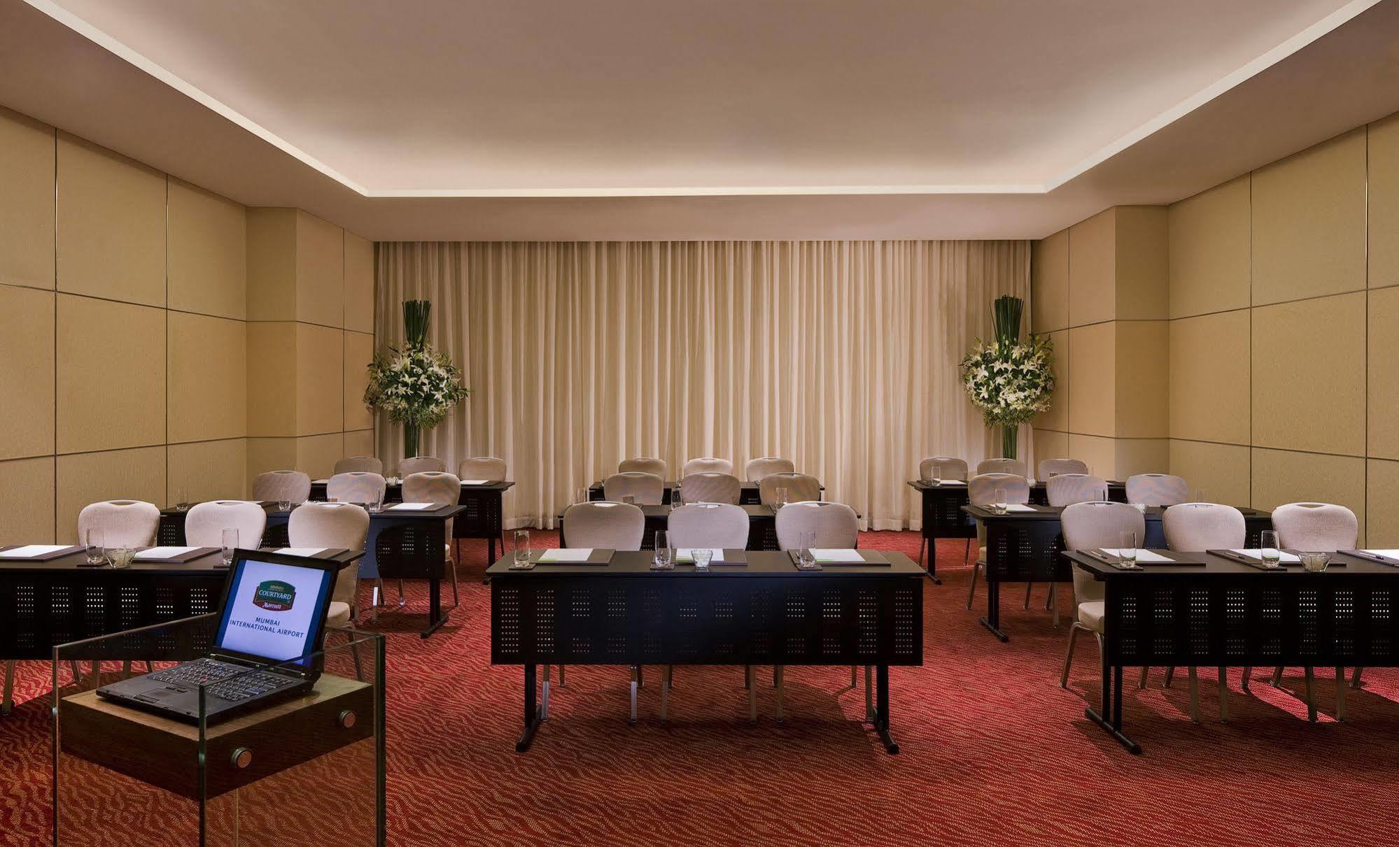 Hotel Courtyard By Marriott International Airport