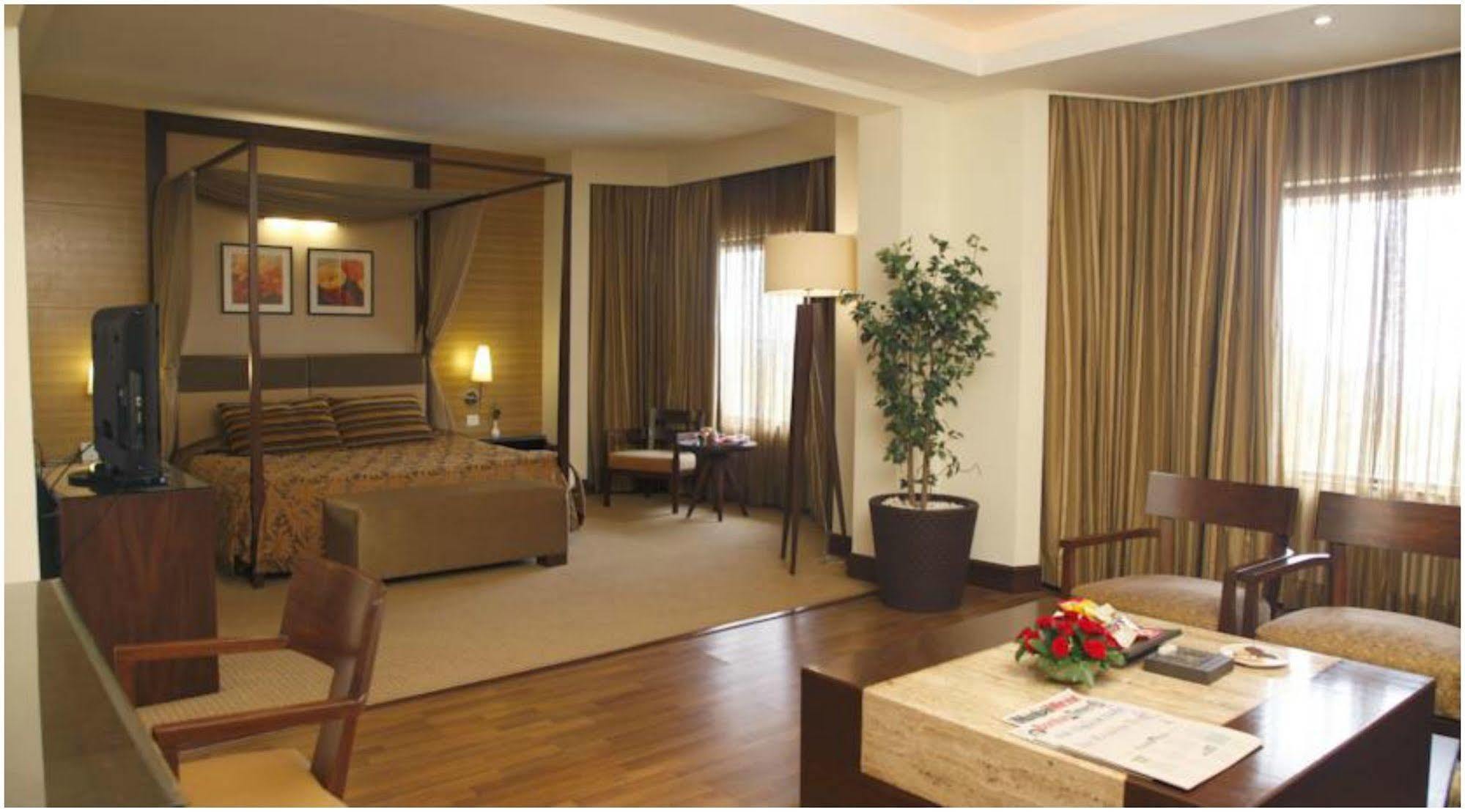 Hotel The Retreat & Convention Centre