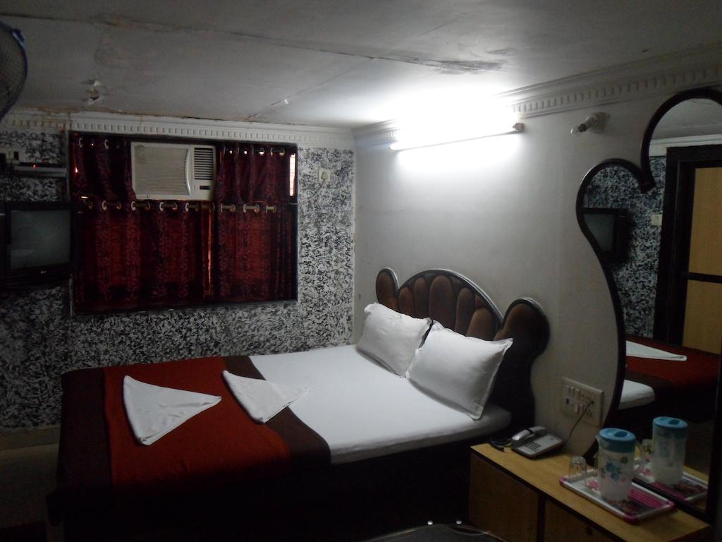 Happyland Hotel