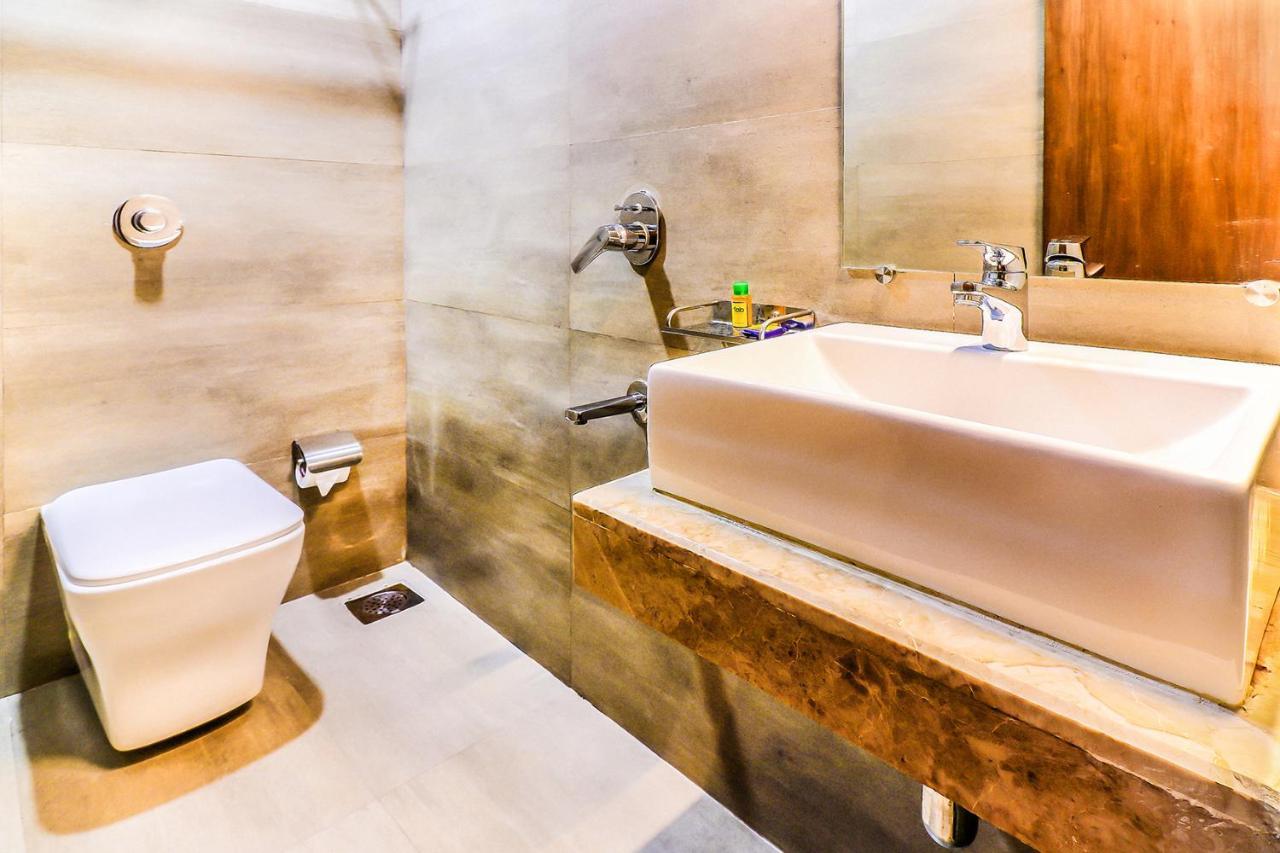Hotel Fabhotel Admiral - Nr International Airport