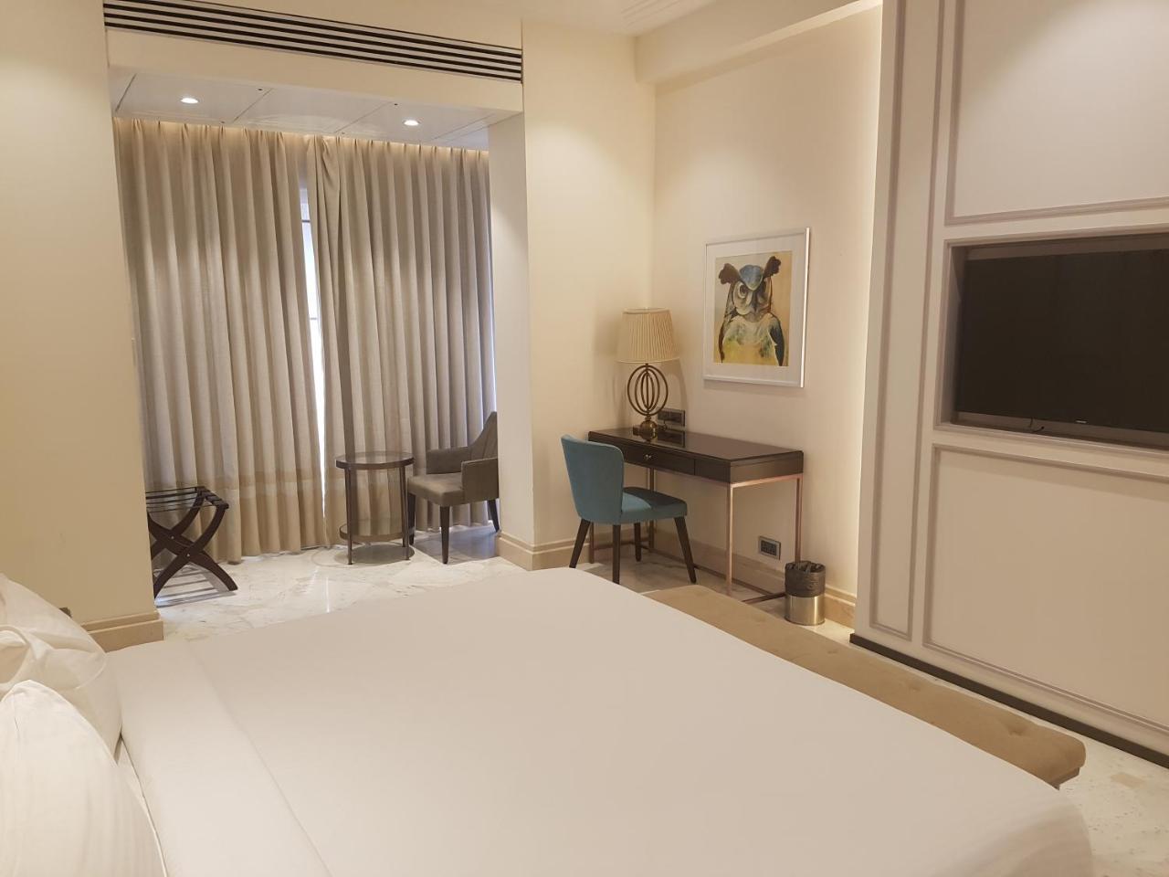 Harbour View Colaba Hotel