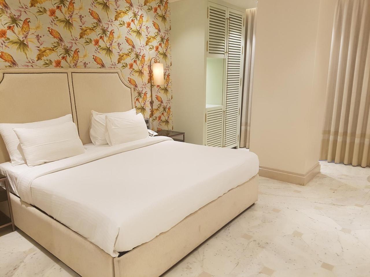 Harbour View Colaba Hotel