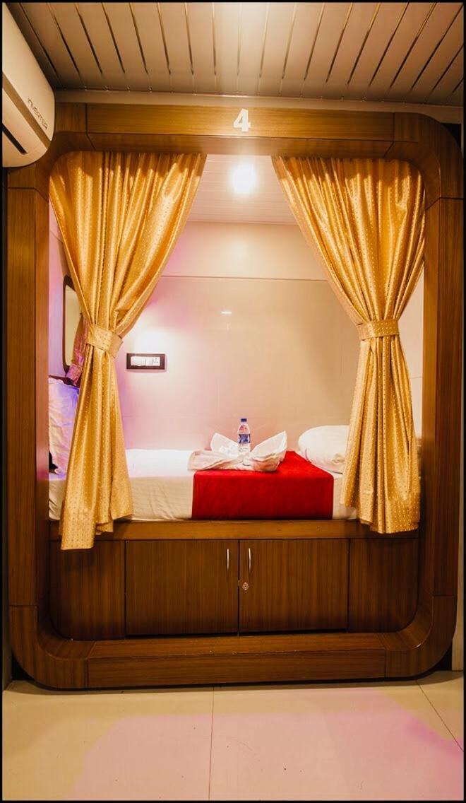 Qubestay Airport Capsule & Capsule hotel