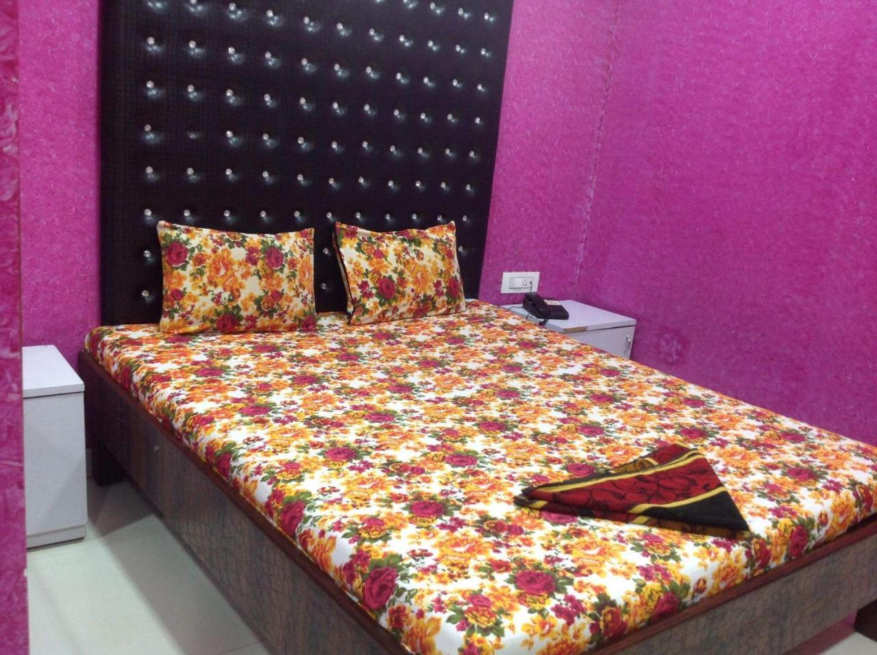 Love hotel Spring & Mumbai