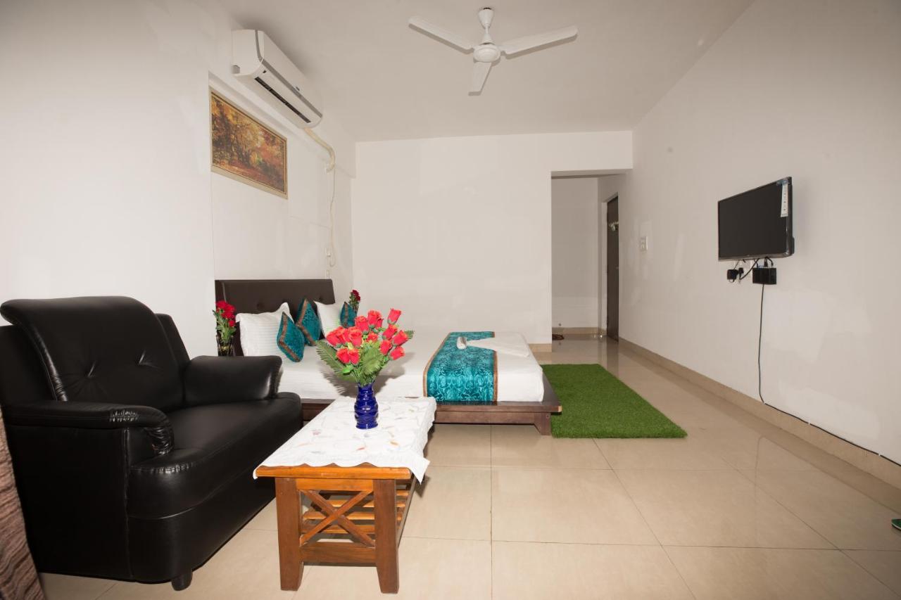 Aristo Room, - Near Kokilaben Dhirubai Ambani Hospital For Family Only, Bed & Breakfast *