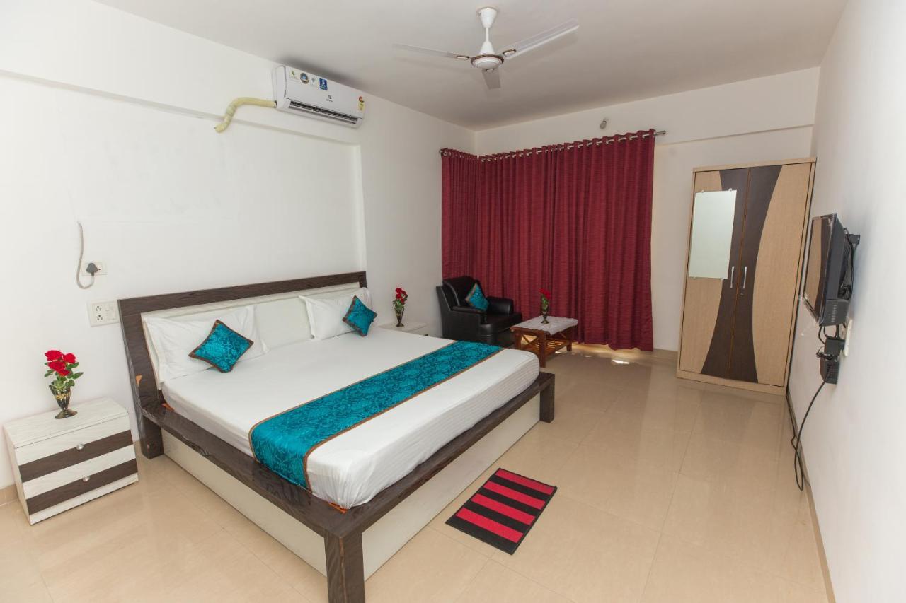 Aristo Room, - Near Kokilaben Dhirubai Ambani Hospital For Family Only, 3*