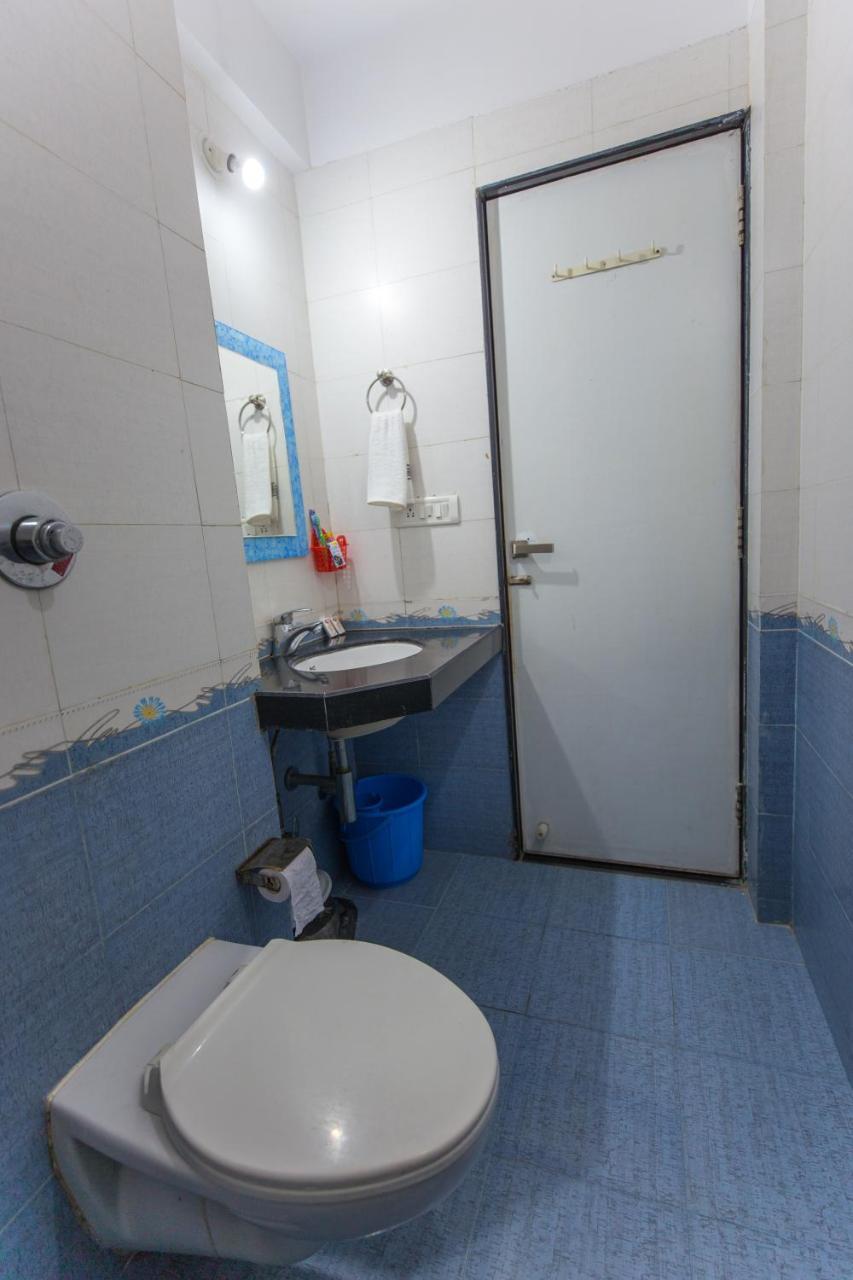 Aristo Room, - Near Kokilaben Dhirubai Ambani Hospital For Family Only, * Mumbai