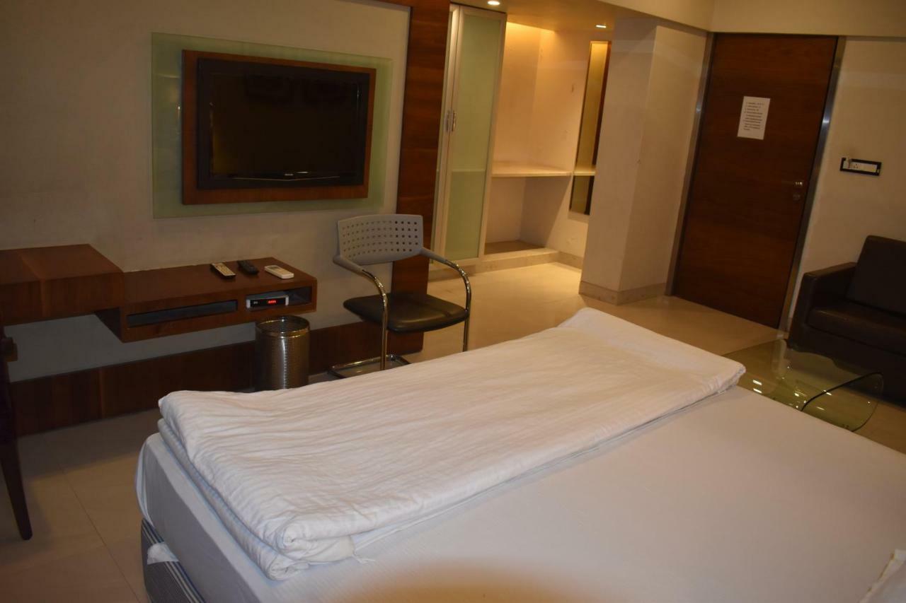 Hr Residency Hotel 4*