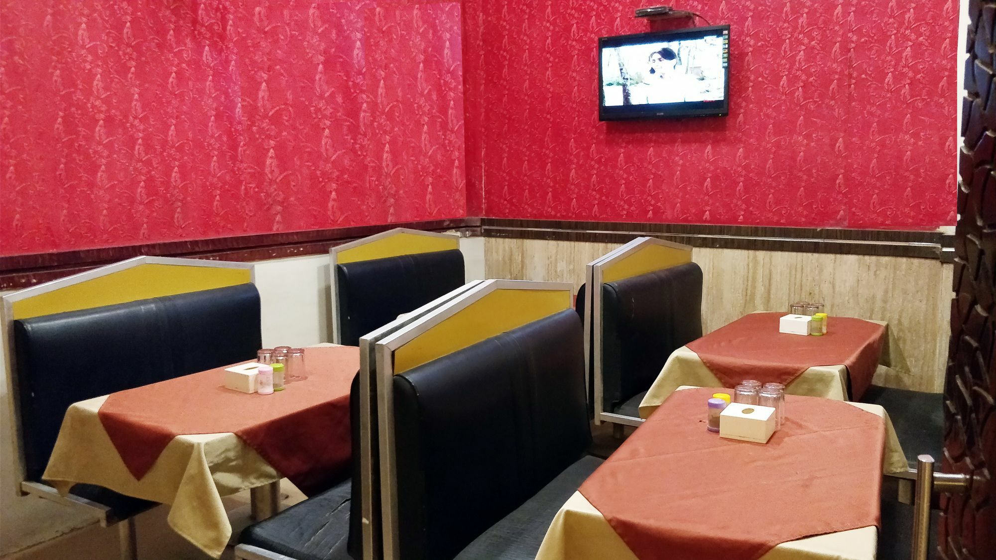Hotel Fabhotel Kamran Residency