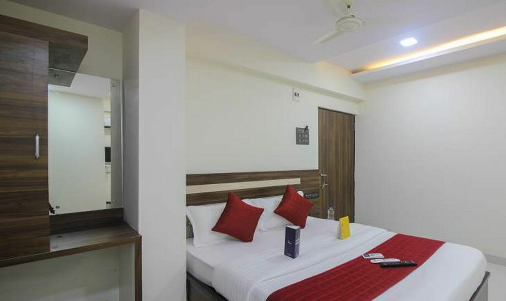 Hotel Oyo 23656 Parimeet Mumbai