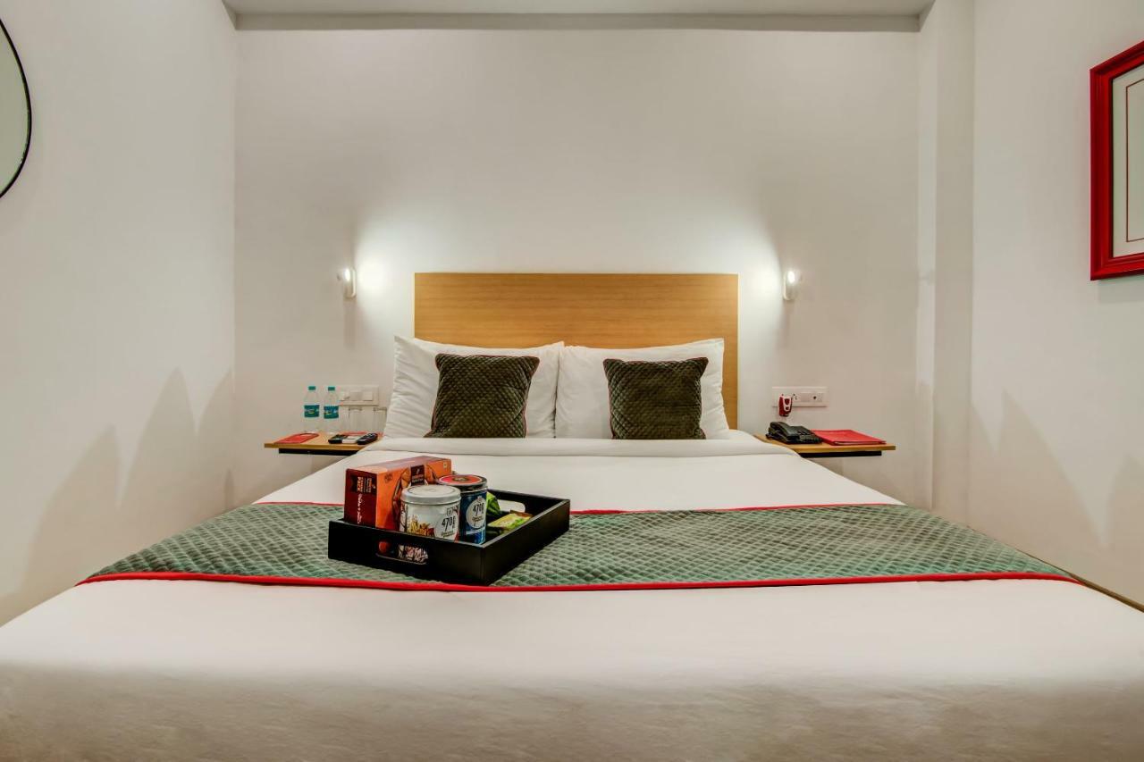 Hotel Vaccinated Staff- Oyo Townhouse 105 Khar West Station Mumbai