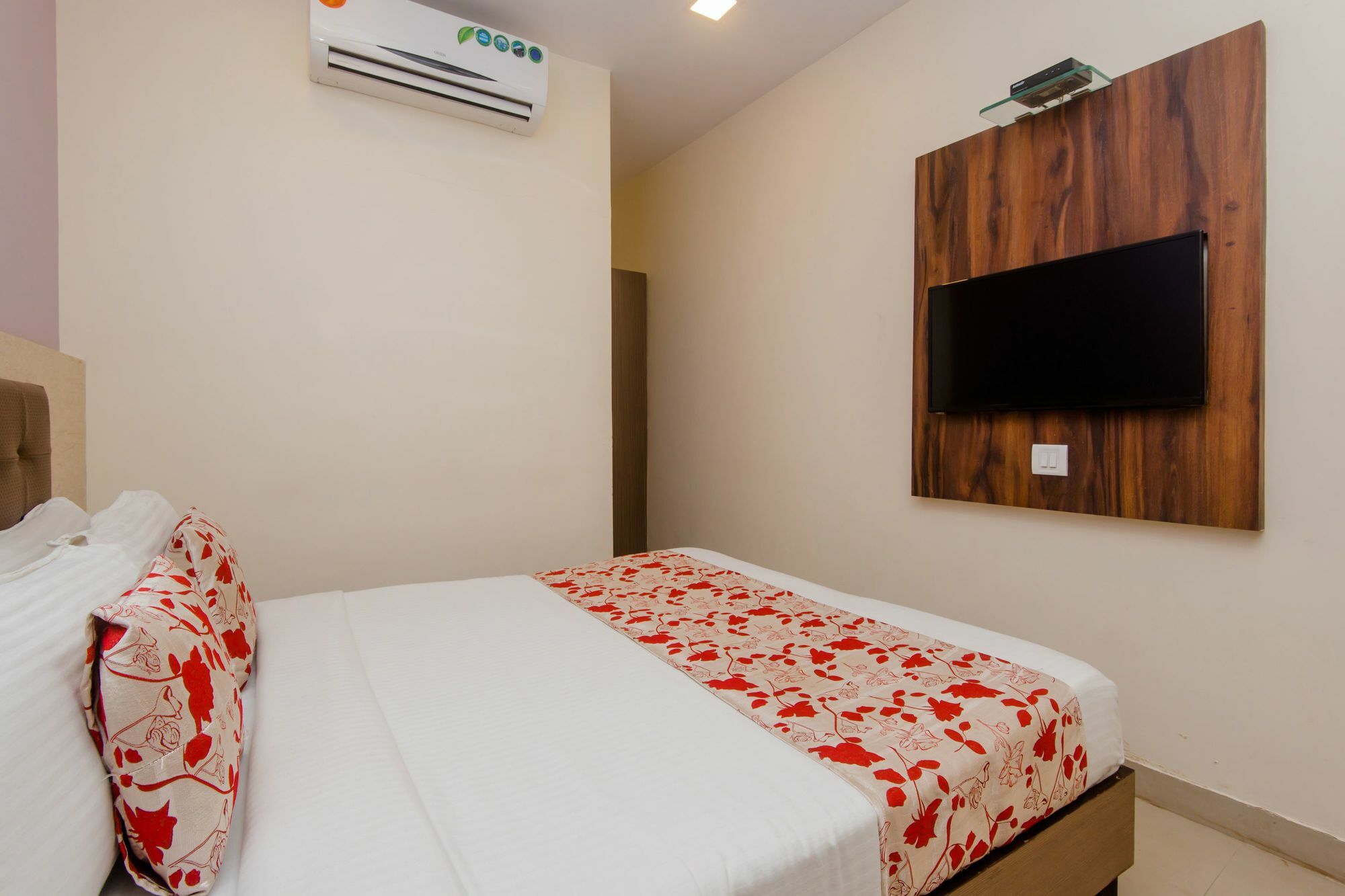 Hotel Oyo 8678 Golden Nest Mumbai