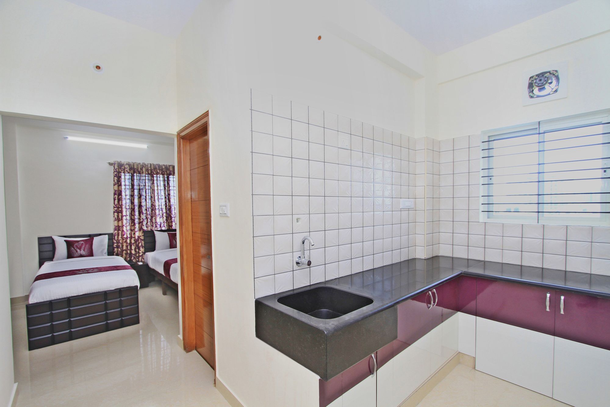 Oyo 7153 Amber Hotel 3*