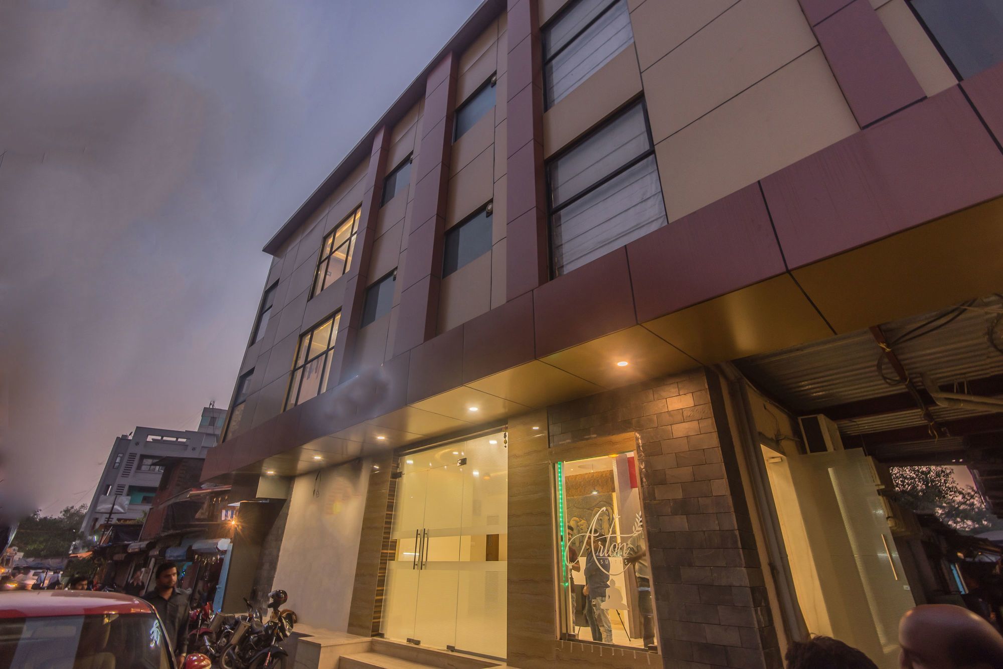 Fabhotel Arton - Nr International Airport Bombaim