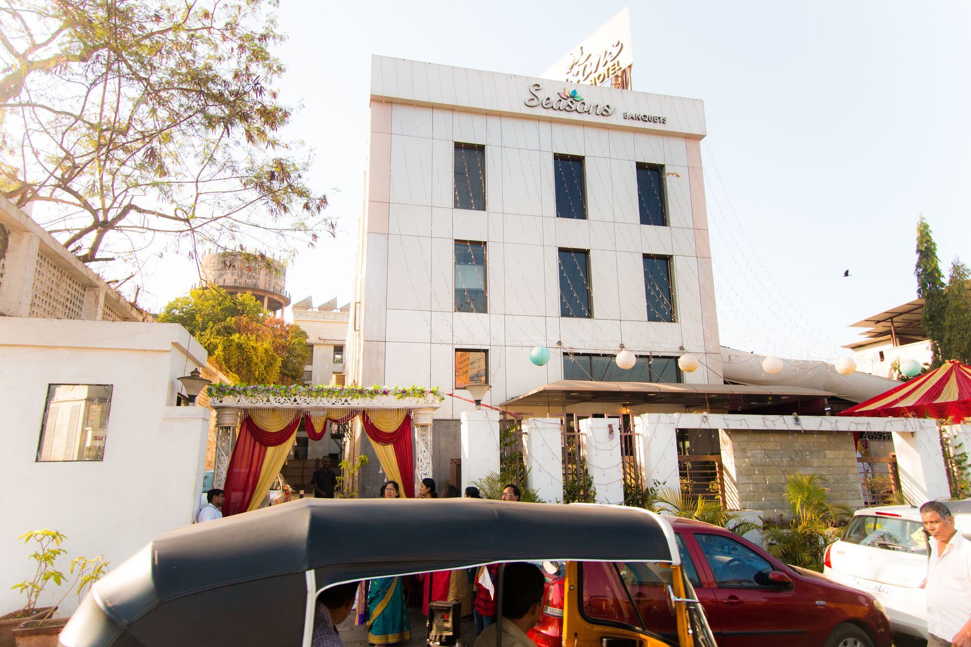 Seasons Hotel 3*