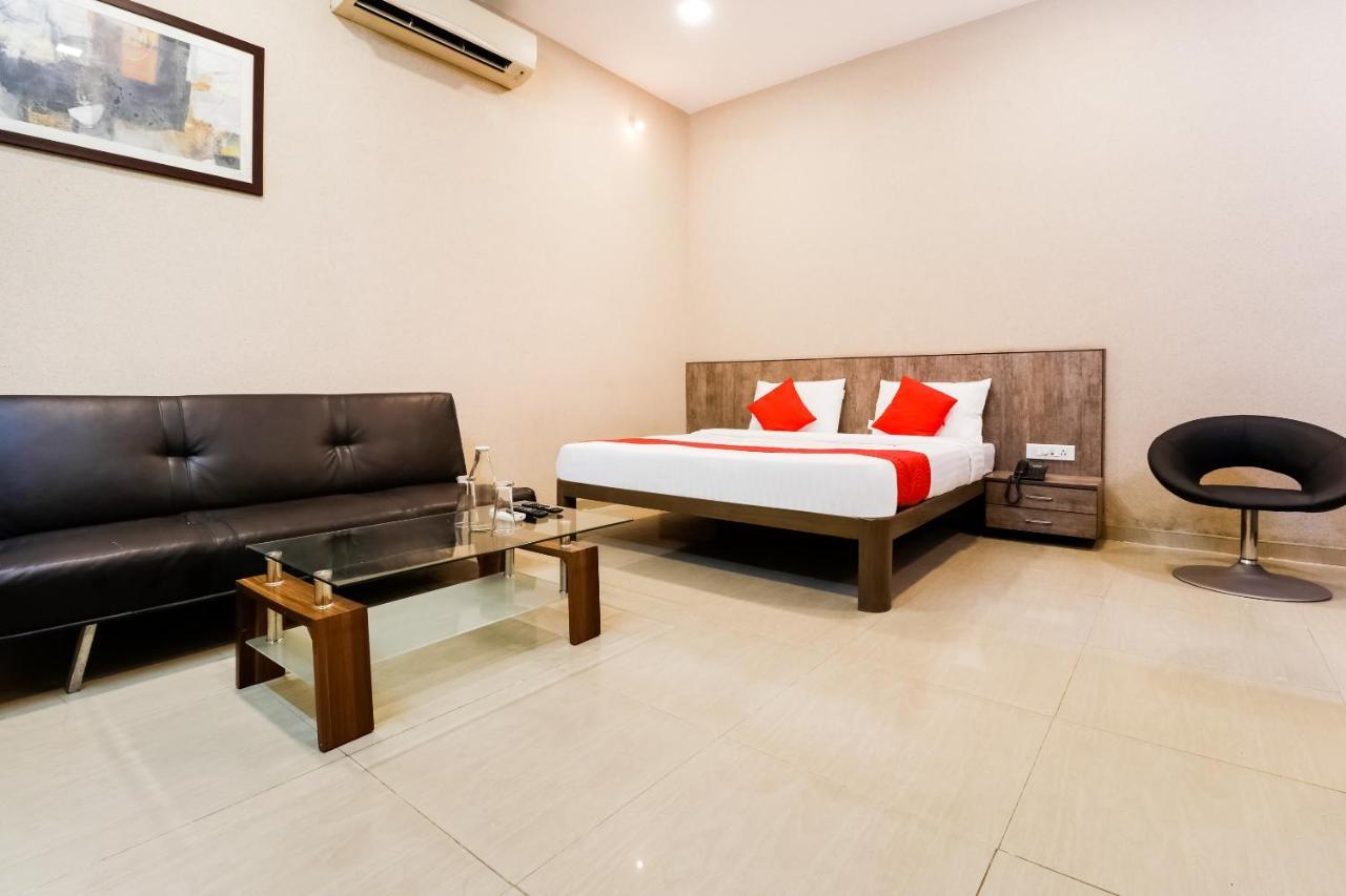 Oyo Flagship 62835 Oriental And Banquet Madh Church Hotel 3*