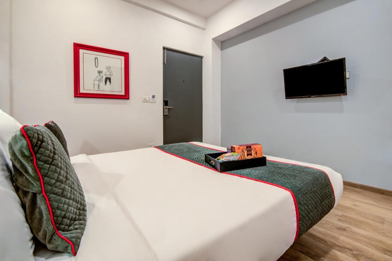 Vaccinated Staff- Oyo Townhouse 105 Khar West Station Hotel Mumbai