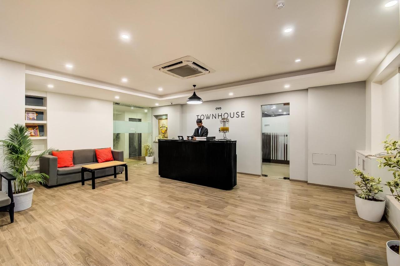 Vaccinated Staff- Oyo Townhouse 105 Khar West Station Hotel 3*