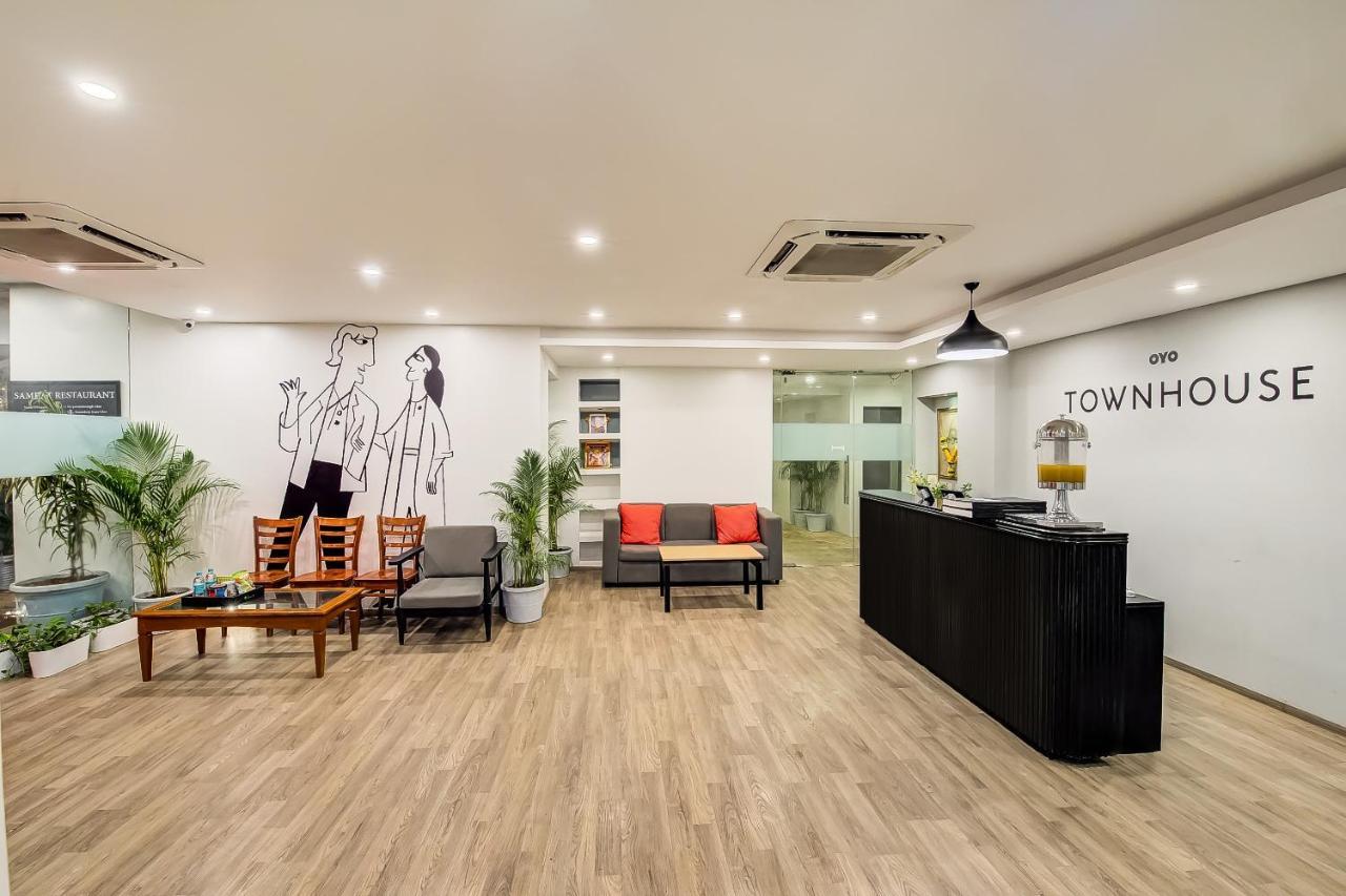 Vaccinated Staff- Oyo Townhouse 105 Khar West Station