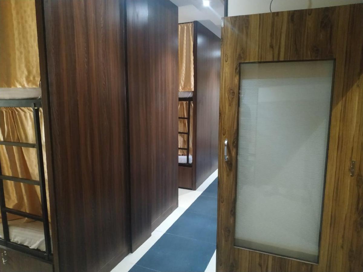 Almas 24 Aircondition Hostel Mumbai