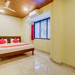 OYO 41894 Vaishnavi Residency