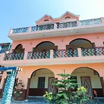 Oyo Preferred 75540 Hotel Flora Suites