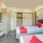 Oyo Flagship 75787 Meadow Hotel 3*