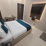 Hotel Triton Sion - Near Us Embassy - Hotel Near Bkc