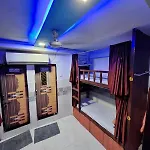 Neon Nest Suits Asalpha Metro Hostel *