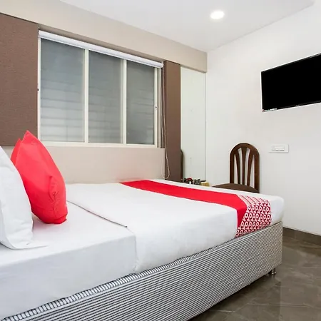 Oyo 29653 Royal Hotel