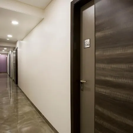 Oyo 29653 Royal Hotel