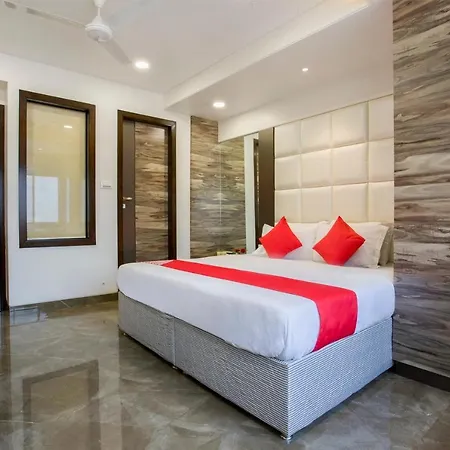 Oyo 29653 Royal Hotel