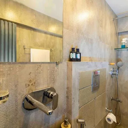Top-floor Oceanfront Designer In Bandra Apartment *