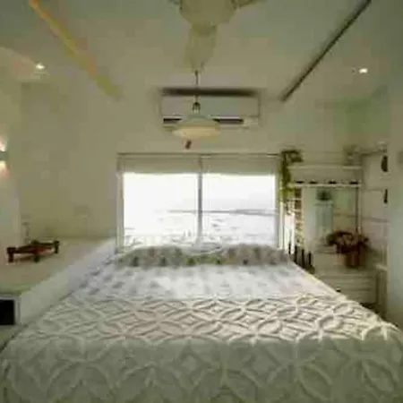 Top-floor Oceanfront Designer In Bandra Apartment *